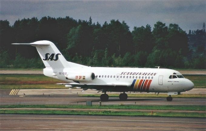 Msn:11068  SE-DGB  SCANDINAVIAN AIRLINE SYSTEM (Small Logo on tail)
 January 1,1993.
Photo 

