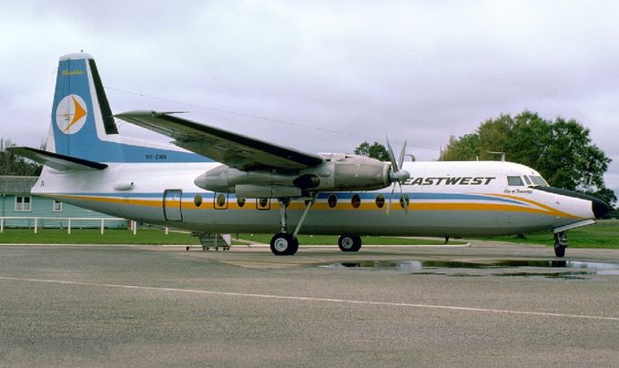 Msn:10127  VH-EWA  East West Airlines  Regd February 14,1963.
Photo with permission from JOHN GRAVES  COLLECTION.