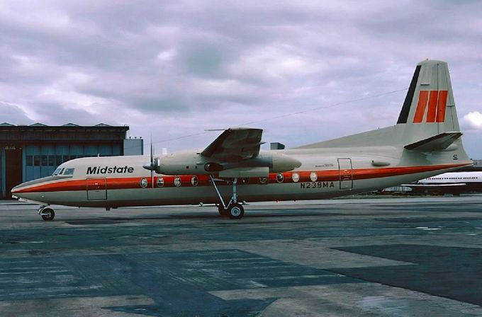 Msn:10664  N239MA  Midstate Airlines  Del.date  July 30,1984.
Photo IAN MACKENZIE  (Photo date  July 31,1984)
