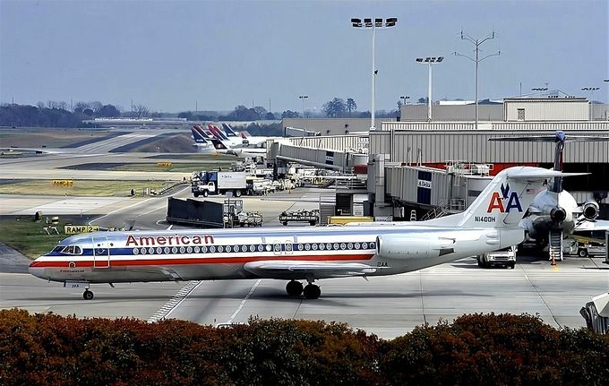 Msn:11340  N1400H  American Airlines Inc.Del.date July 11,1991.
Photo KRIJN OOSTLANDER COLLECTION.  First F100 for AA