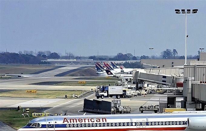 Msn:11340  N1400H  American Airlines Inc.Del.date July 11,1991.
Photo KRIJN OOSTLANDER COLLECTION.  First F100 for AA
