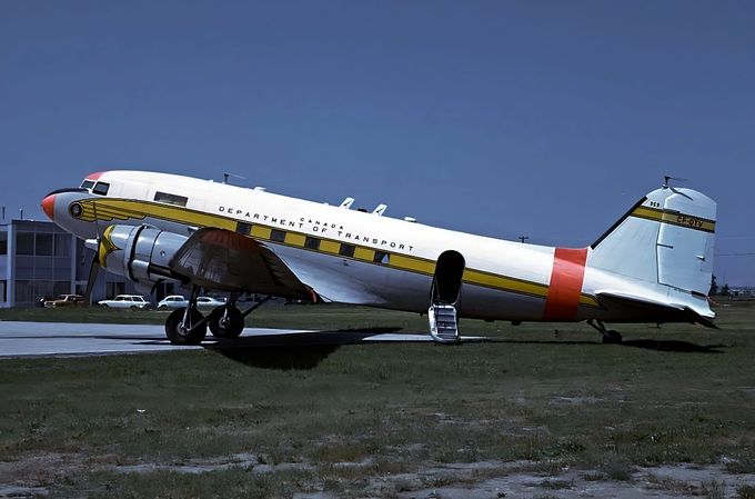 DC-3C  CF-DTV  Msn:1292  Canada Dep.of Transport .
Photo GARY VINCENT (July 5,1971)